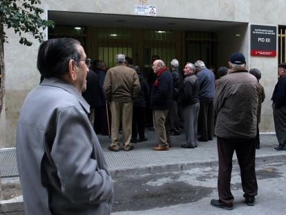 Jubilados ante la puerta del Centro Especial de Atención de Mayores Pío XII de Alicante.