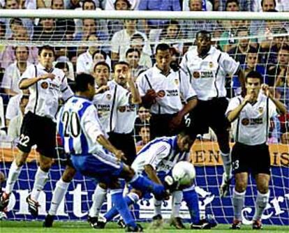 Donato, en el lanzamiento de una falta, ayer en Mestalla.