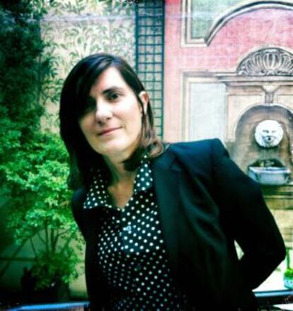 La arquitecta Ariadna Cantís fotografiada en el jardín del hotel Orfila.