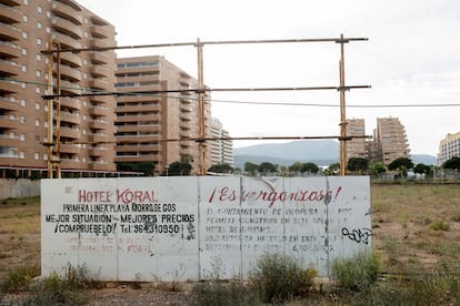 Un cartel roto y, al lado, uno de protesta, anuncian unas viviendas sin construir en Oropesa del Mar en 2014. 