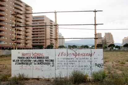 Un cartel roto y, al lado, uno de protesta, anuncian unas viviendas sin construir en Oropesa del Mar en 2014.
