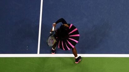 Serena Williams rebate uma bola de King.