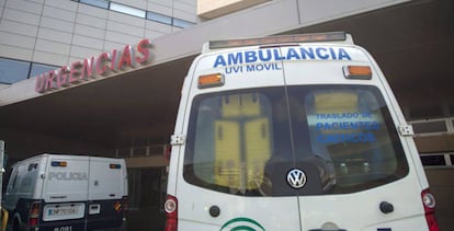 Una ambulancia en la puerta de urgencias de un centro hospitalario de Jaén.