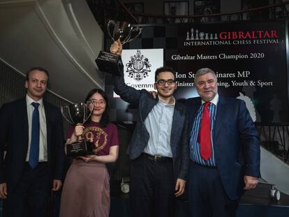 De izquierda a derecha: Arkady Dvorkóvich (presidente de la FIDE), Zonghyi Tan (mejor mujer), David Paravyán (ganador del torneo) y el ministro Steven Linares