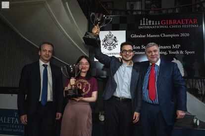 De izquierda a derecha: Arkady Dvorkóvich (presidente de la FIDE), Zonghyi Tan (mejor mujer), David Paravyán (ganador del torneo) y el ministro Steven Linares