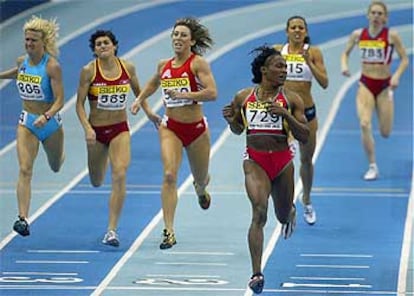 Maite Martínez, segunda por la izquierda, en los últimos metros de la carrera.