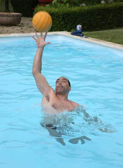 Antón Arias, jugando a waterpolo.