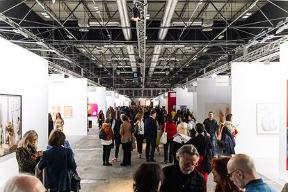 Decenas de personas observan las obras expuestas el día de la inauguración de Arco, este miércoles en Ifema.