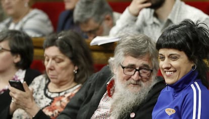 Los diputados de la CUP Anna Gabriel (d), Joan Garriga (c), y Gabriela Serra (i), durante el pleno del Parlament celebrado esta tarde con el debate final sobre los presupuestos de la Generalitat.