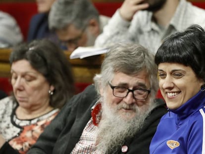 Los diputados de la CUP Anna Gabriel (d), Joan Garriga (c), y Gabriela Serra (i), durante el pleno del Parlament celebrado esta tarde con el debate final sobre los presupuestos de la Generalitat. 