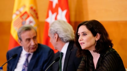 De izquierda a derecha, el asesor sanitario de la Comunidad de Madrid Antonio Burgueño, el consejero de Sanidad, Enrique Ruiz Escudero; y la presidenta, Isabel Díaz Ayuso, en una foto del jueves 12 de marzo de 2020, durante la presentación de las medidas contra el coronavirus.