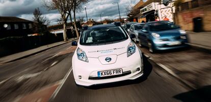 Un Nissan Leaf aut&oacute;nomo