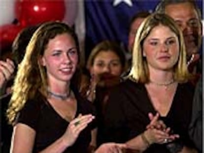 Las hijas gemelas de Bush, Barbara, a la izquierda, y Jenna, a la derecha.