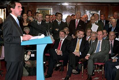 En primer término, Jaime Mayor Oreja, Mariano Rajoy y Rodrigo Rato, en el acto de presentación de FAES por Aznar, en noviembre de 2002.