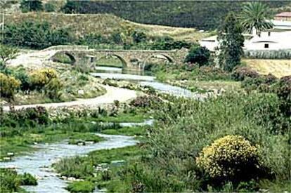 Puente sobre el río Turón, a la salida de Ardales, en el inicio de la ruta.