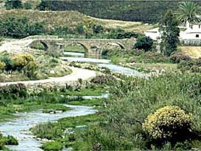 Puente sobre el río Turón, a la salida de Ardales, en el inicio de la ruta.