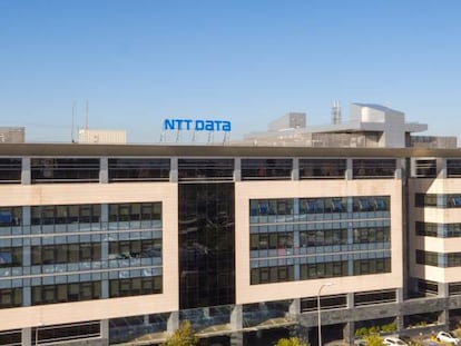 Logotipo de NTT DATA en la sede de la compañía.