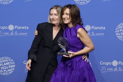 Beatriz Serrano and Paloma Sánchez-Garnica, after their names were announced as finalist and winner, respectively, of the Planeta award.