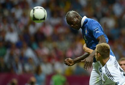 Mario Balotelli remata de cabeza para abrir el marcador de Italia.