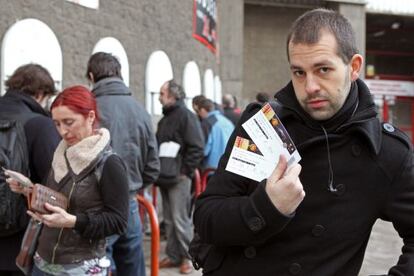 Un aficionado rojiblanco muestra las dos entradas adquiridas esta misma mañana para el partido de la Liga Europea del jueves.