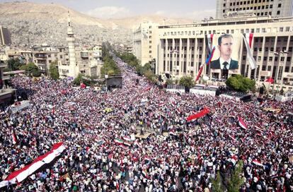 Cientos de miles de seguidores del presidente sirio, Bachar al Asad, se manifiestan en Damasco.