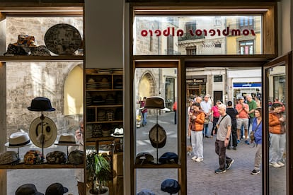 Interior de la nueva tienda de Sombreros Albero, ubicado en la plaza de Lope de Vega de Valencia de Valencia.