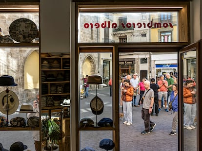 Interior de la nueva tienda de Sombreros Albero, ubicado en la plaza de Lope de Vega de Valencia de Valencia.