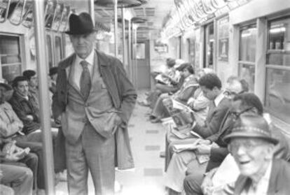 Saul Bellow en un vagón del metro de Londres en 1975, año en que publicó 'El legado de Humboldt', novela en la que habla de Madrid.