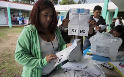 Funcionarios, este domingo, en un colegio electoral.