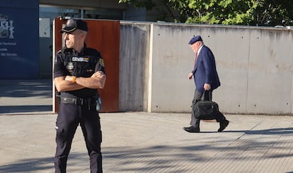 Al fondo, el comisario jubilado José Manuel Villarejo llega a su juicio en la Audiencia Nacional, este martes.