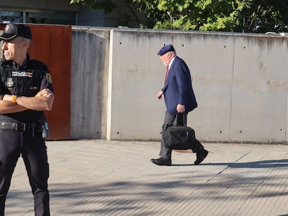 Al fondo, el comisario jubilado José Manuel Villarejo llega a su juicio en la Audiencia Nacional, este martes.