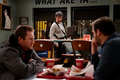 Nathan Fielder observa una de las pruebas del tercer capítulo de 'Los ensayos'.