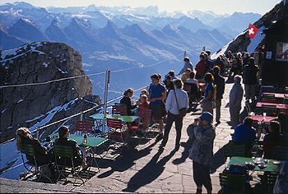 En la cima del Säntis, la montaña más destacada de Appenzell, se encuentra una terraza donde disfrutar de la vista panorámica.