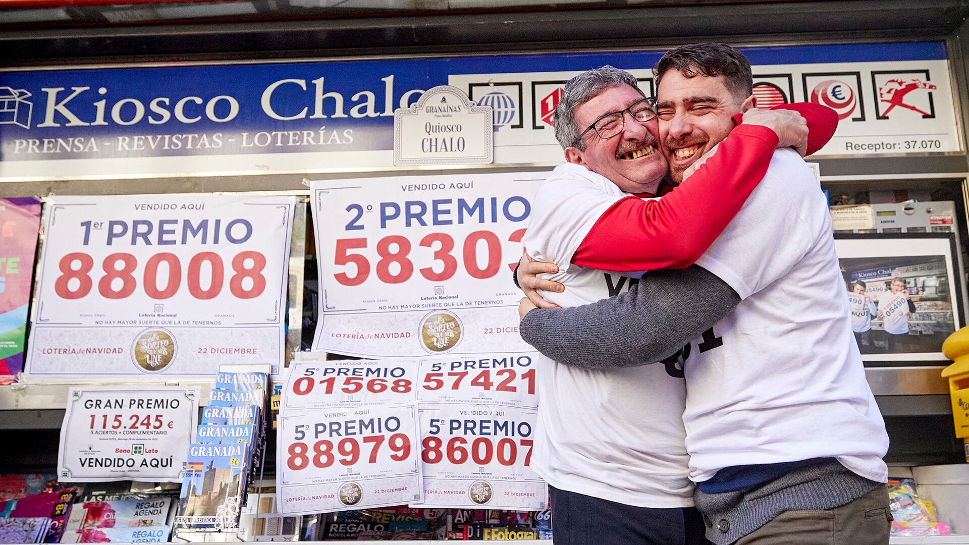 Kiosco Chalo de Plaza Nueva de Granada, regentado con Paco Bartolome (padre e hijo), han vendido cuatro quintos, el segundo y Gordo.