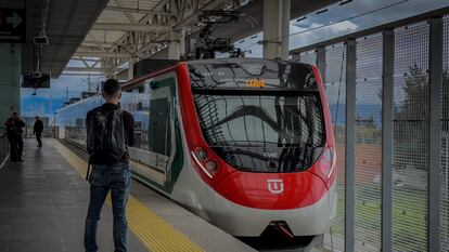 Pasajeros abordan el nuevo tren suburbano en el Estado de México.