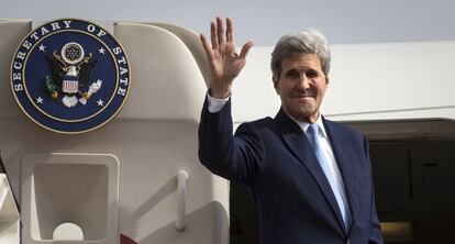 John Kerry, a punto de subir a su avi&oacute;n en Riad.