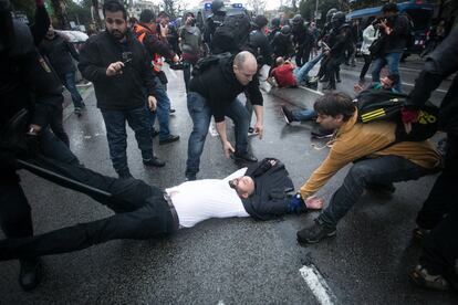 Agentes de la Policía Nacional intervienen las urnas en el colegio Ramon Llull a primera hora de la mañana poco después del inicio del referéndum de autodeterminación. en Barcelona.