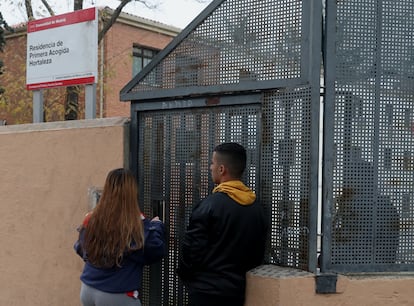 Dos menores acceden al centro de Hortaleza el pasado diciembre.