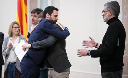 El presidente del Parlament, Roger Torrent, abraza al líder de Catalunya en Comù, Xavier Domènech (c), junto a los líderes de JxCat, Elsa Artadi (i), de ERC, Sergi Sabrià (2i) y la CUP, Carles Riera (d), durante la delcaración institucional que ha realizado en en el auditorio del Parlament.