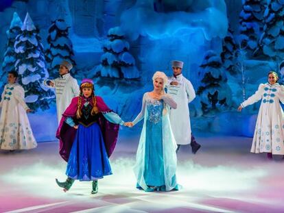 Elsa, la reina de las nieves, y su hermana Anna, en una de las escenas del espect&aacute;culo que se presenta en Disneyland Paris.