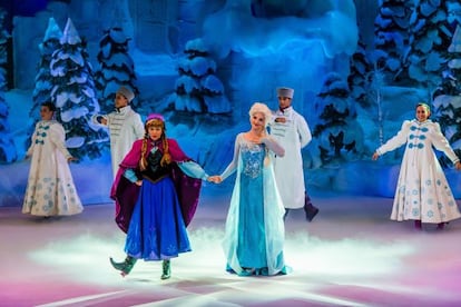 Elsa, la reina de las nieves, y su hermana Anna, en una de las escenas del espect&aacute;culo que se presenta en Disneyland Paris.