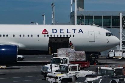 Un trabajador descarga paquetes de un avión en el aeropuerto John F Kennedy de Nueva York