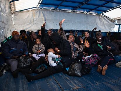 Un grupo de mujeres celebra su rescate en alta mar en la cubierta del barco español 'Aita Mari', en aguas próximas a la isla italiana de Lampedusa, el pasado 21 de febrero.