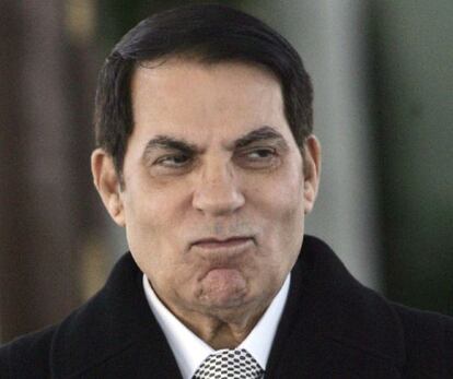 Imagen de archivo tomada el 13 de diciembre de 2010 del ex presidente tunecino Zine al-Abidine Ben Ali en el aeropuerto de Túnez.