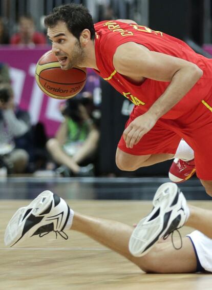 José Calderón se escapa con la pelota después de robársela a Anton Ponkrashov.