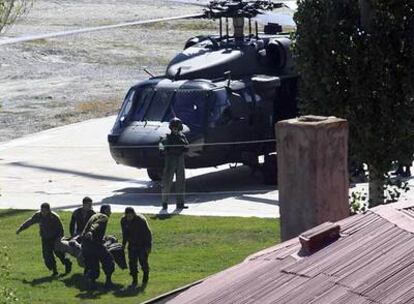 Soldados turcos trasladan a un compañero herido hacia el helicóptero en la ciudad turca de Hakkari.
