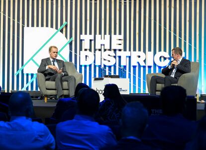 James Seppala, responsable del mercado inmobiliario de Blackstone, este miércoles en el congreso de The District en Barcelona, en una imagen cedida por la organización. A la derecha, Juan Velayos, presidente de The District.