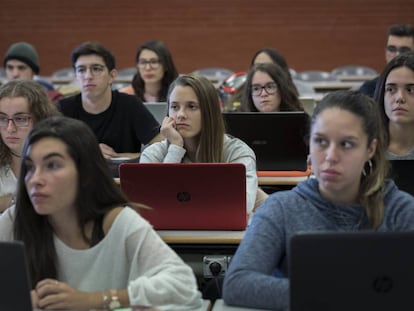 Estudiantes en una clase de la Universidad de Valencia.