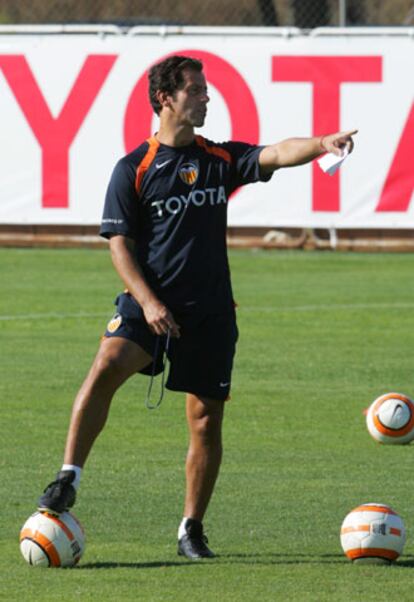 Quique Sánchez Flores da instrucciones en un entrenamiento.