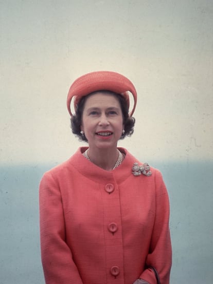 <p>La reina durante una visita oficial a la Isla de Wight, en julio de 1965. El sombrero, a juego con la chaqueta, refleja la moda futurista de los sesenta y la imaginación de los sombrereros británicos.</p> <p>Esta imagen pertenece al Hulton Archive, uno de los fondos de fotografía más grandes y antiguos del mundo, con más de 80 millones de fotografías, de las que solo una pequeña parte se ha digitalizado. Sus fondos provienen de unas 1.500 colecciones individuales.</p>